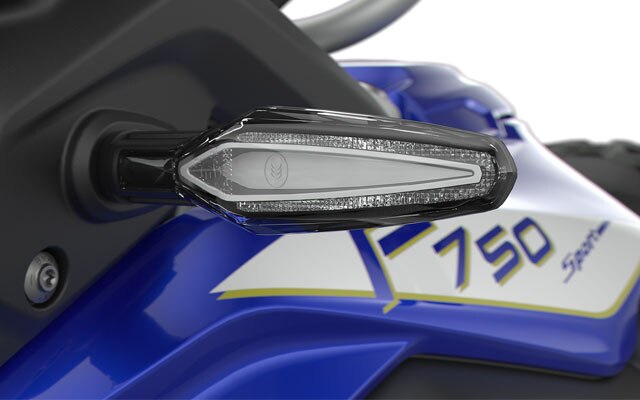 We see the distinctive LED indicators of the F 750 GS.
