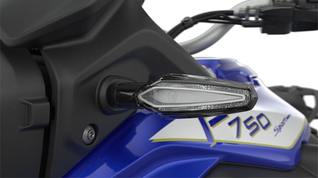 We see the distinctive LED indicators of the F 750 GS.