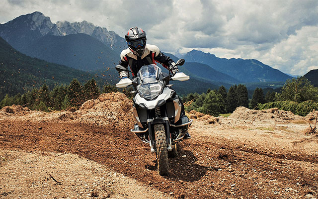 The BMW R 1250 GS on the road with the optional equipment riding mode Pro.