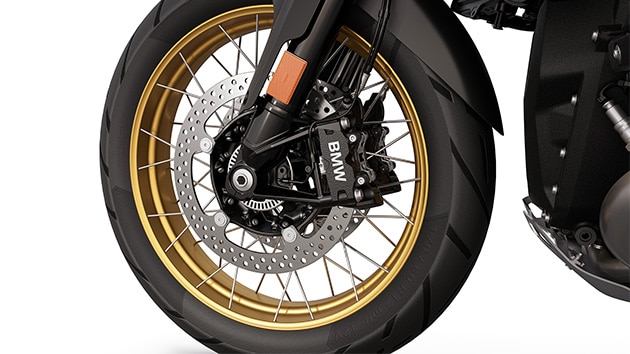 Cross-spoked wheels of the BMW R 1300 GS Triple Black