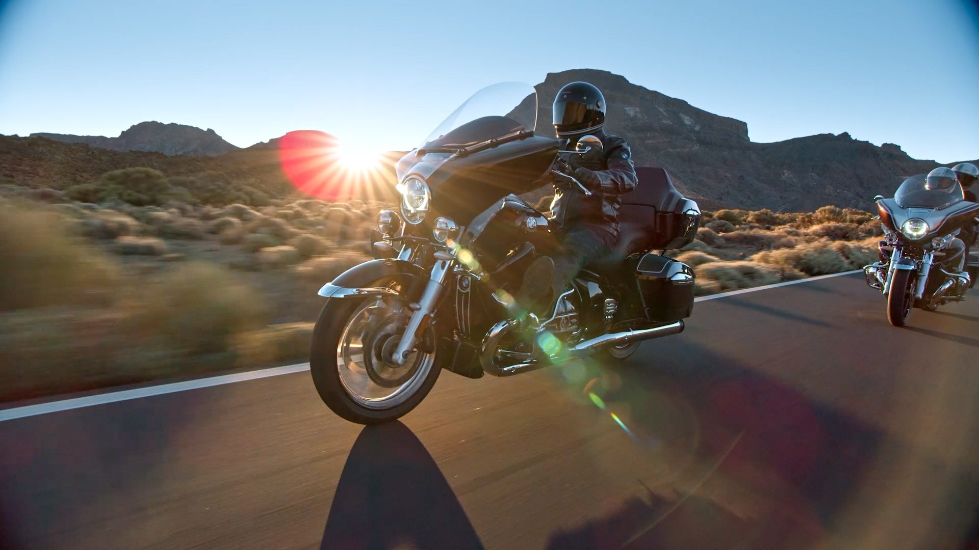 Shot of a moving R 18 Transcontinental.