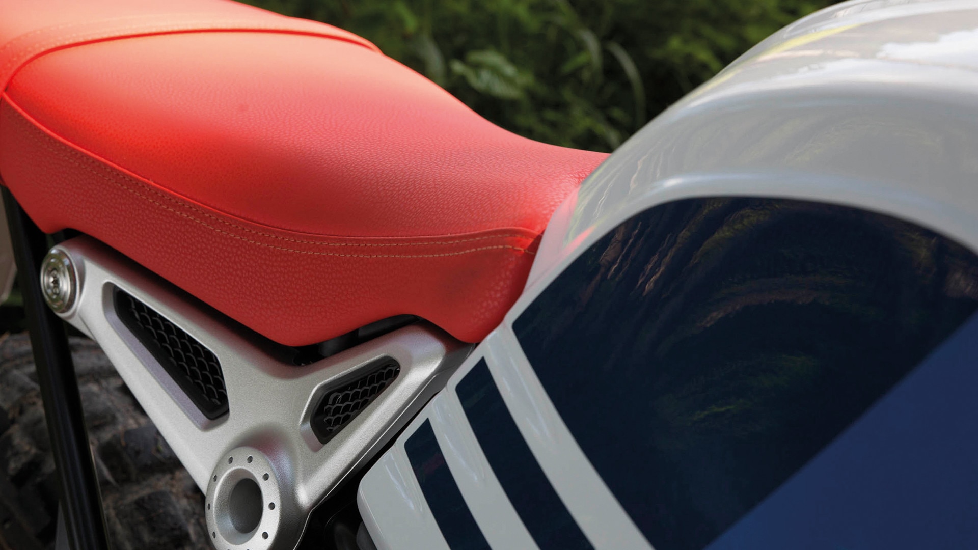 R nineT Urban G/S red colour scheme