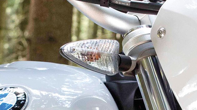 R nineT Urban G/S white indicators.
