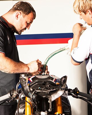 HP4 RACE Carbon front